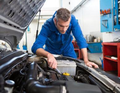 usługi wymiany rozrządu przez pracownika firmy motopasja24